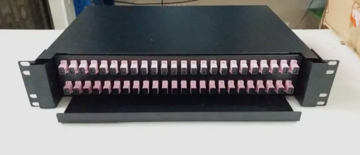 Patch Panel 48 PORTS + Raccords Violet OM4 – Image 2